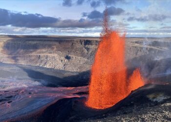 Kilauea Yanardağı Patladı: Lavlar 450 Metreye Ulaştı