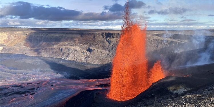 Kilauea Yanardağı Patladı: Lavlar 450 Metreye Ulaştı