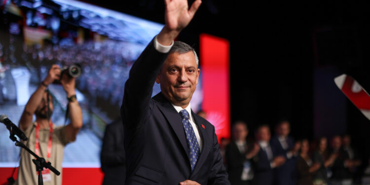 Dijital Siyasetin Yeni Yüzü: Özgür Özel Sosyal Medyayı Nasıl Kullanacak? 🤳