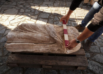 Mermer Erkek Heykeli ve Küvet Efes Kazılarında Bulundu