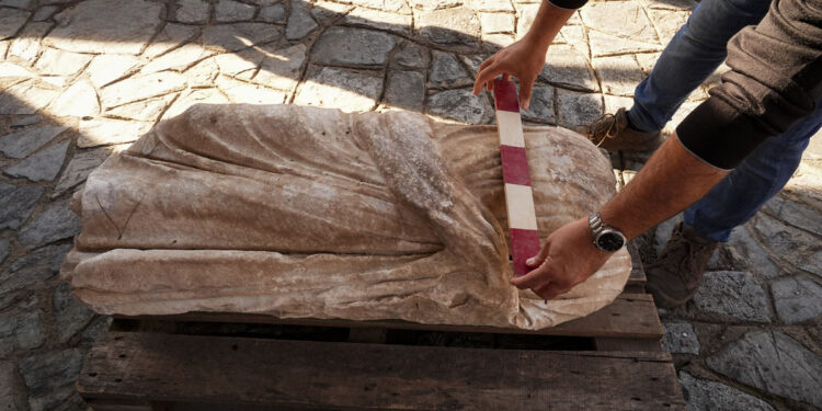 Mermer Erkek Heykeli ve Küvet Efes Kazılarında Bulundu