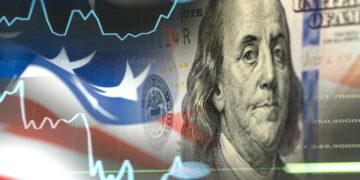 ABD doları banknotu önünde dalgalanan Amerikan bayrağı ve finansal grafikler.