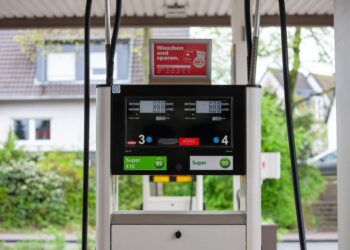 Almanya'da bir akaryakıt istasyonunda Super E10 akaryakıt fiyatları ve litre göstergesi.