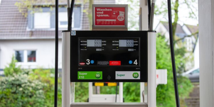 Almanya'da bir akaryakıt istasyonunda Super E10 akaryakıt fiyatları ve litre göstergesi.