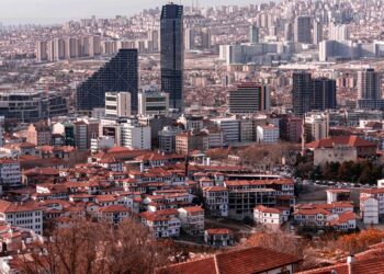 Ankara şehir merkezinin yüksekten çekilmiş kentsel dokusu ve modern binaları.