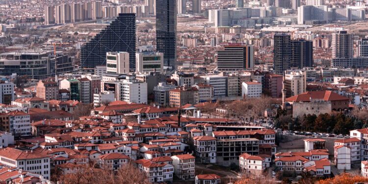 Ankara şehir merkezinin yüksekten çekilmiş kentsel dokusu ve modern binaları.