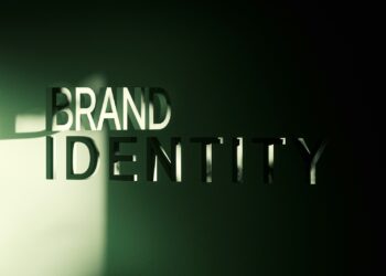 Yeşil ışıkta parlayan BRAND IDENTITY yazısı