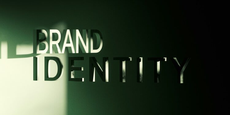 Yeşil ışıkta parlayan BRAND IDENTITY yazısı
