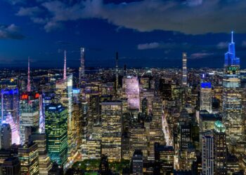 Gece vakti ışıl ışıl parlayan New York silüeti ve gökdelenler.