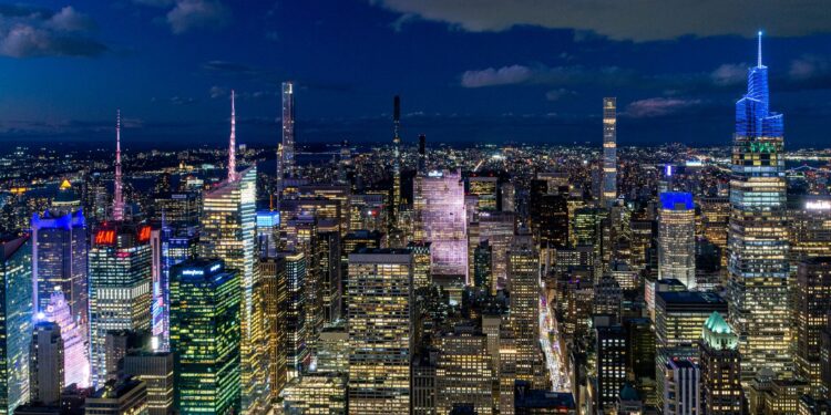 Gece vakti ışıl ışıl parlayan New York silüeti ve gökdelenler.