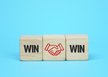 Üzerinde 'win' yazısı ve el sıkışma simgesi bulunan ahşap bloklar