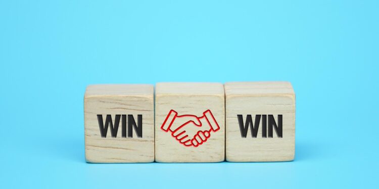 Üzerinde 'win' yazısı ve el sıkışma simgesi bulunan ahşap bloklar