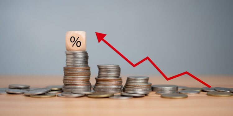 Üstünde yüzde işareti olan ahşap blok ve para yığınları