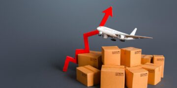 Üzerinde yükselen kırmızı bir ok ve uçak maketi bulunan karton kutular.