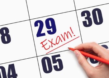Takvim yaprağı üzerinde 29 sayısı ve kırmızı kalemle atılmış exam notu.