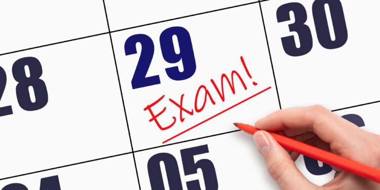 Takvim yaprağı üzerinde 29 sayısı ve kırmızı kalemle atılmış exam notu.