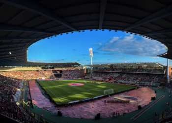 Tribünleri ve yeşil sahası görünen büyük bir futbol stadyumu.