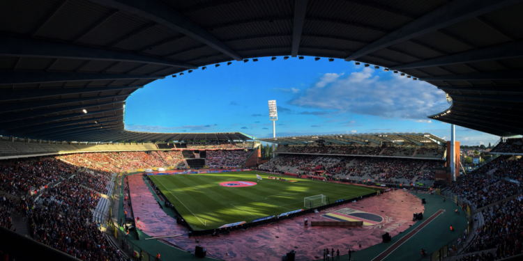 Tribünleri ve yeşil sahası görünen büyük bir futbol stadyumu.