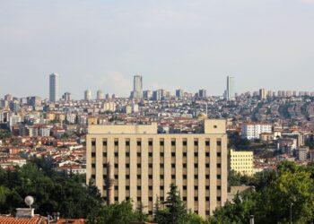 Ankara şehir silüeti ve yüksek binaların genel görünümü.