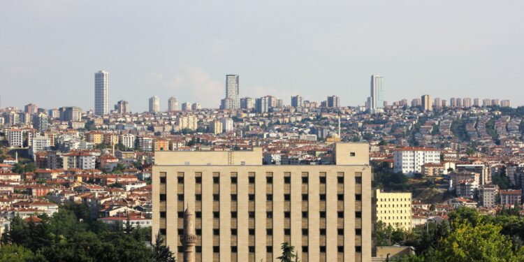 Ankara şehir silüeti ve yüksek binaların genel görünümü.