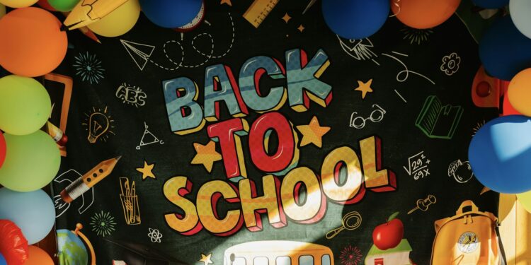 Kara tahta üzerinde 'Back to School' yazısı ve etrafta renkli balonlar.