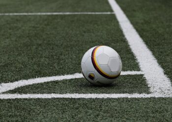 Saha çizgisinin kenarında duran siyah beyaz desenli futbol topu