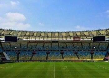 Açık havada çim sahaya sahip profesyonel futbol stadyumunun genel görünümü