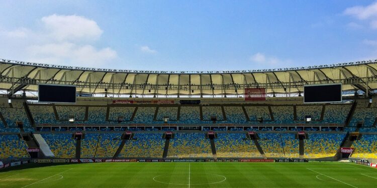 Açık havada çim sahaya sahip profesyonel futbol stadyumunun genel görünümü