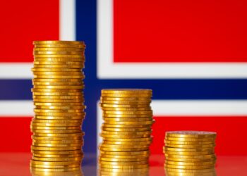 Norveç bayrağı önünde kademeli olarak yükselen veya azalan altın renkli madeni para yığınları.