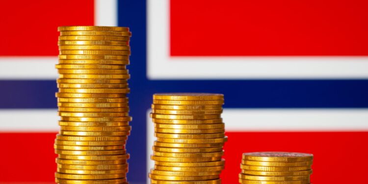 Norveç bayrağı önünde kademeli olarak yükselen veya azalan altın renkli madeni para yığınları.