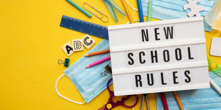 Sarı arka plan üzerinde okul malzemeleri ve New School Rules yazılı pano.