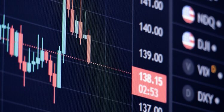 Koyu arka plan üzerinde kırmızı ve yeşil finansal mum grafikler.