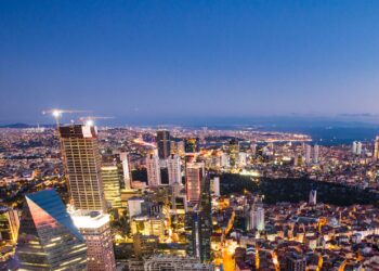 İstanbul'un finans ve iş merkezlerinin gökdelenlerle kaplı modern silüeti.