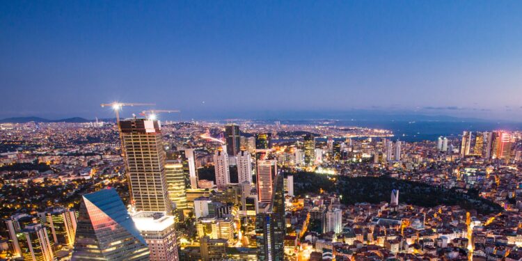 İstanbul'un finans ve iş merkezlerinin gökdelenlerle kaplı modern silüeti.
