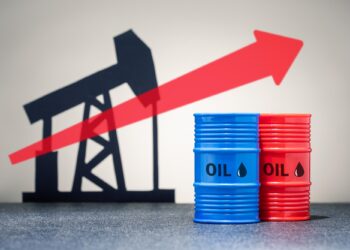 Üzerinde oil yazan mavi ve kırmızı iki adet petrol varili