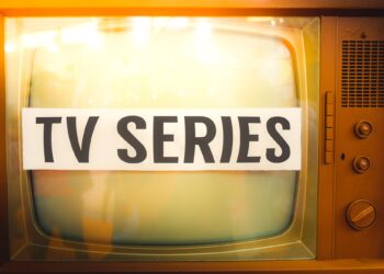 Üzerinde TV SERIES yazan tabelanın bulunduğu eski tip retro televizyon ekranı.