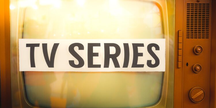Üzerinde TV SERIES yazan tabelanın bulunduğu eski tip retro televizyon ekranı.